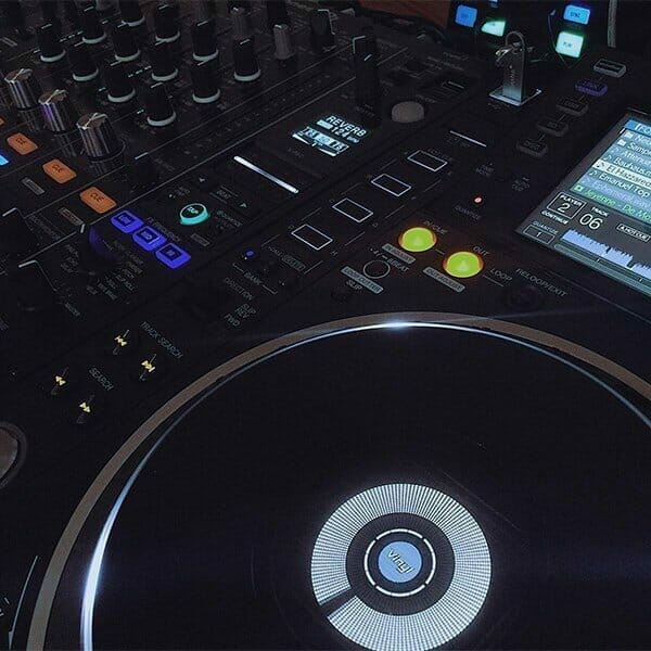 DJ